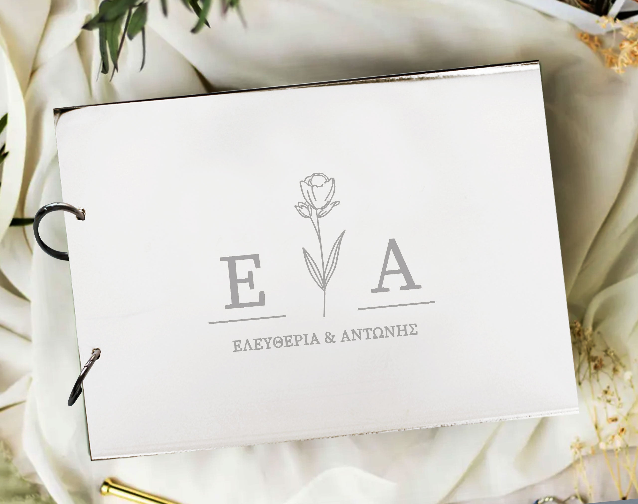 Βιβλίο ευχών σε ασημί plexiglass καθρέφτη με αρχικά