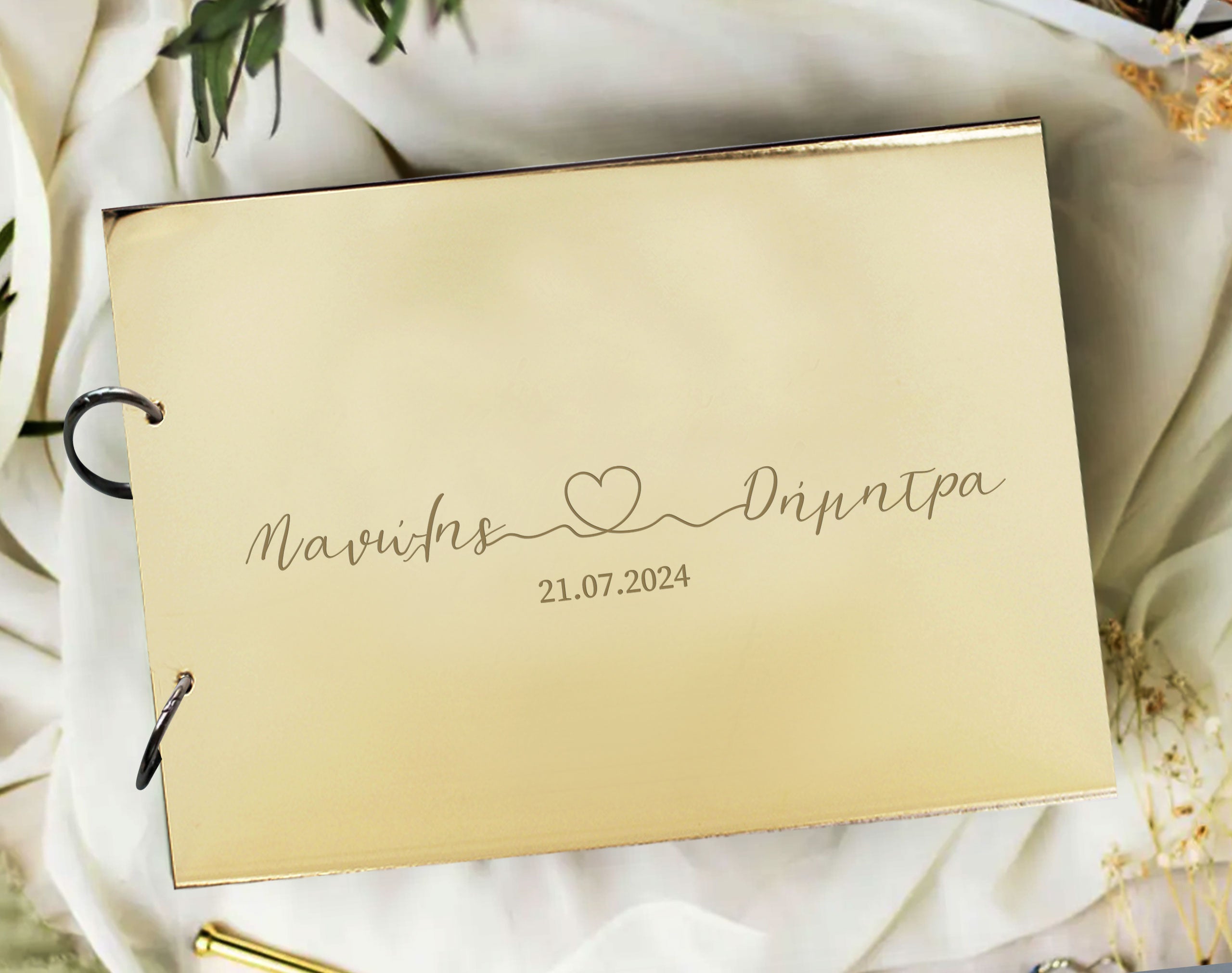 Βιβλίο ευχών σε χρυσό plexiglas heart names